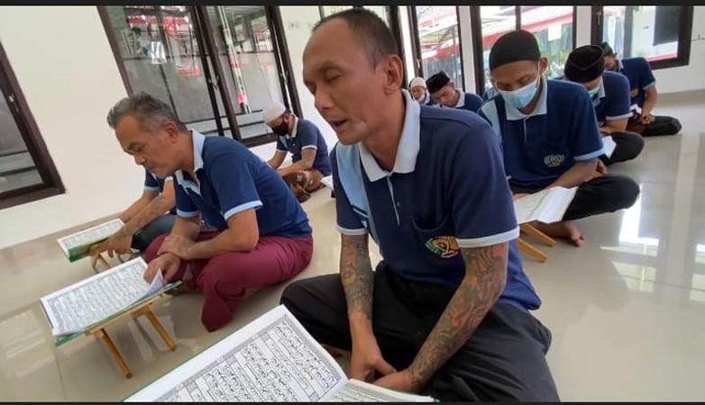 Potret Puluhan Warga Binaan Penuh Tato Belajar Baca Alquran di Rutan Banjarnegara