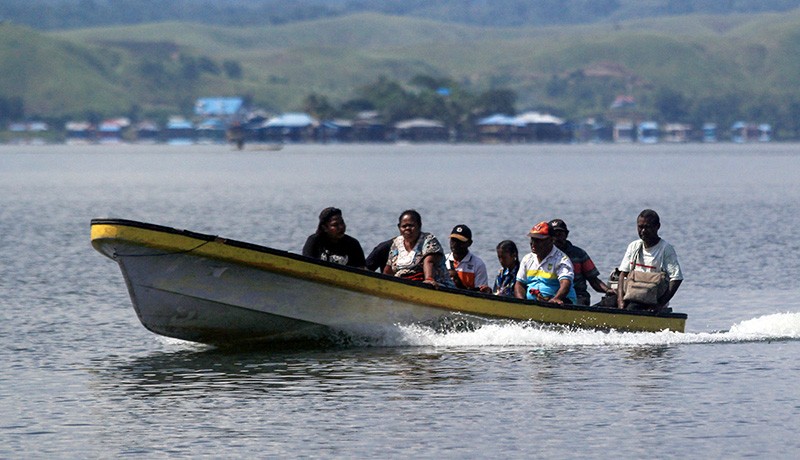 Ojek Perahu Transportasi Pilihan di Danau Sentani - Bagian 1