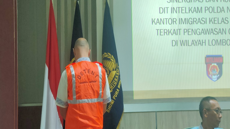 Protes Suara Tadarus, Bule Prancis Buat Onar di Masjid Tantang Warga Viralkan Aksinya
