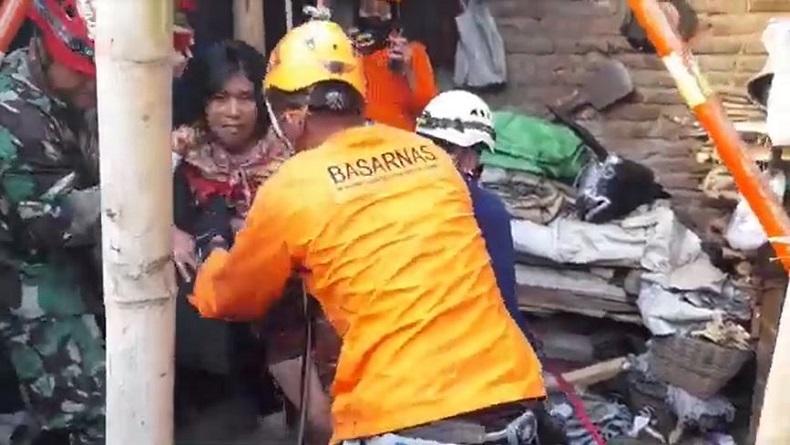 Dramatis, Evakuasi Perempuan Tercebur Sumur 15 Meter di Magelang