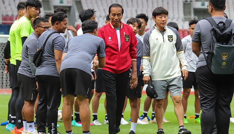 Momen Jokowi Ngobrol Serius dengan Shin Tae Yong - Bagian 2