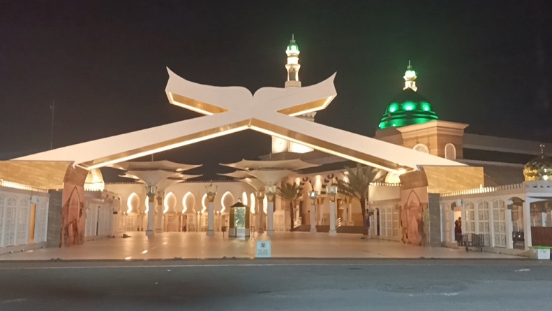 Keindahan Masjid Arrahman Blitar, Miniatur Masjid Nabawi yang Berkilau Cahaya saat Malam