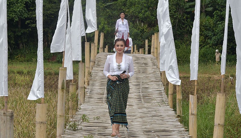 Fashion Show di Tepi Sawah Lestarikan Busana Kebaya dan Tenun Baduy - Bagian 2