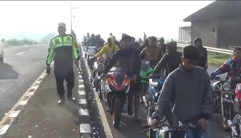 title Cegah Balap Liar, Polrestabes Surabaya Hipnotis Para Pelaku yang Terjaring Cegah Balap Liar, Polrestabes Surabaya Hipnotis Para Pelaku yang Terjaring