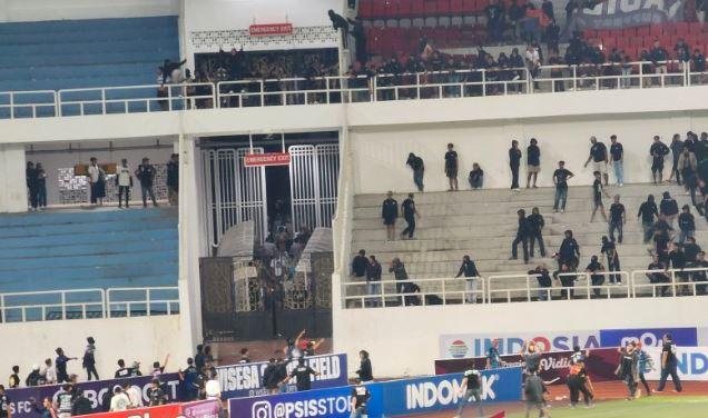 Bentrok Suporter PSIS dan PSS Sleman di Jatidiri, Ambulans Angkut Sejumlah Korban