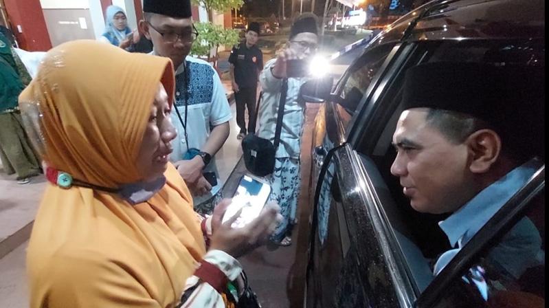 Cegat Wagub Jateng, Ibu Ini Menangis Minta Bantuan Agar Anaknya Bisa Sekolah di SMKN 