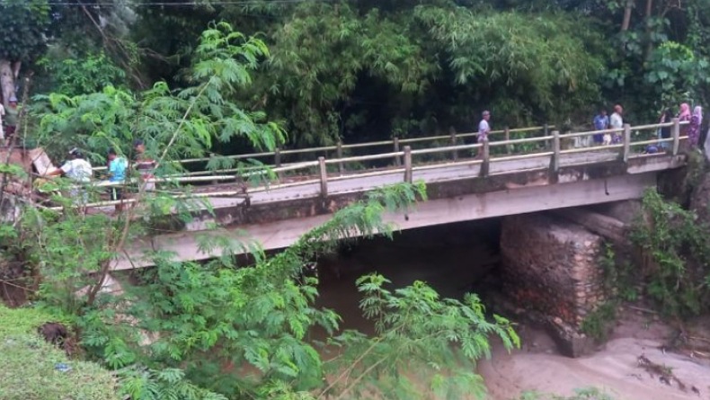 Sempat Terisolasi, Pemerintah Desa dan Warga Upomela Gorontalo Bangun Jembatan Darurat 