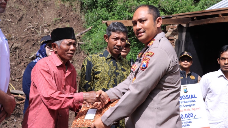 4 Rumah Warga Poncol Rusak Tertimbun Longsor, Kapolres Ngawi Salurkan Bantuan