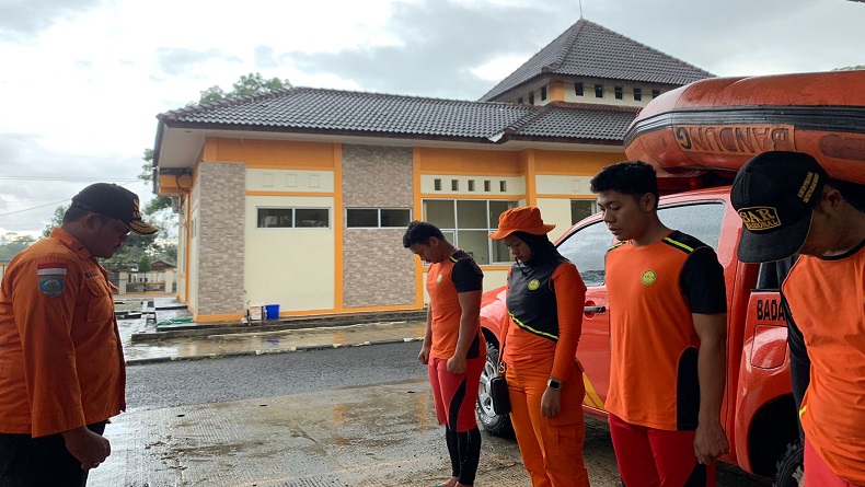 Kapal Nelayan Tanpa Awak Terdampar di Pantai Santolo Garut, Tim SAR Turun Tangan