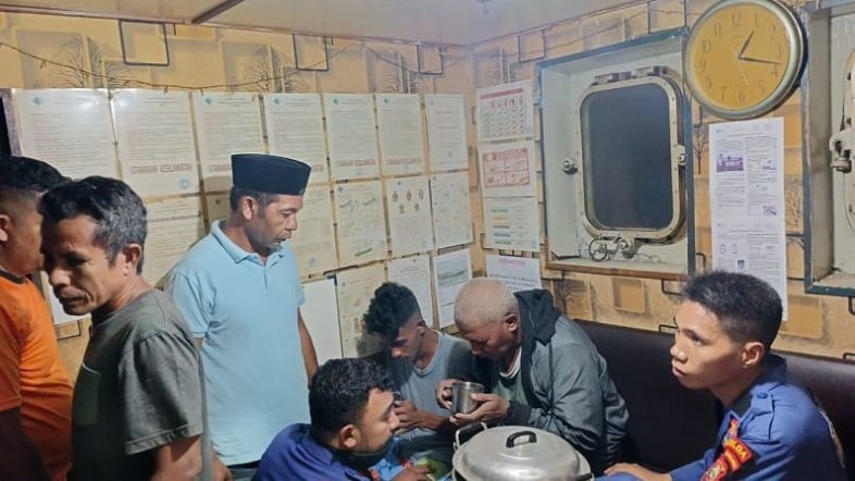 title 2 Nelayan Halteng Selamat usai Kapal Terhantam Gelombang, 14 Jam Terombang-ambing 2 Nelayan Halteng Selamat usai Kapal Terhantam Gelombang, 14 Jam Terombang-ambing
