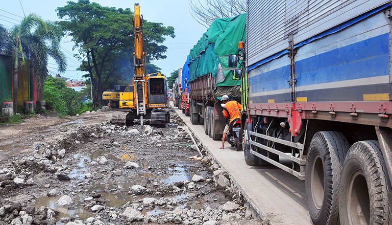 Jalur Pantura Sepanjang 1 Km Diperbaiki, Lalu Lintas Macet Parah - Bagian 2