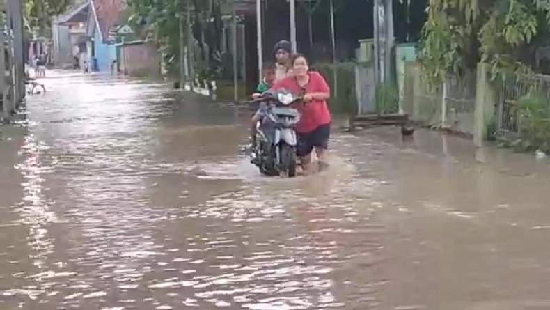 5 Jam Hujan, Sungai Cisanggarung Meluap Rendam Ratusan Rumah di Cirebon