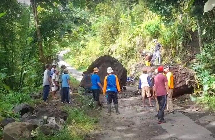 2 Batu Raksasa Longsor Tutup Jalur Alternatif Magelang-Purworejo