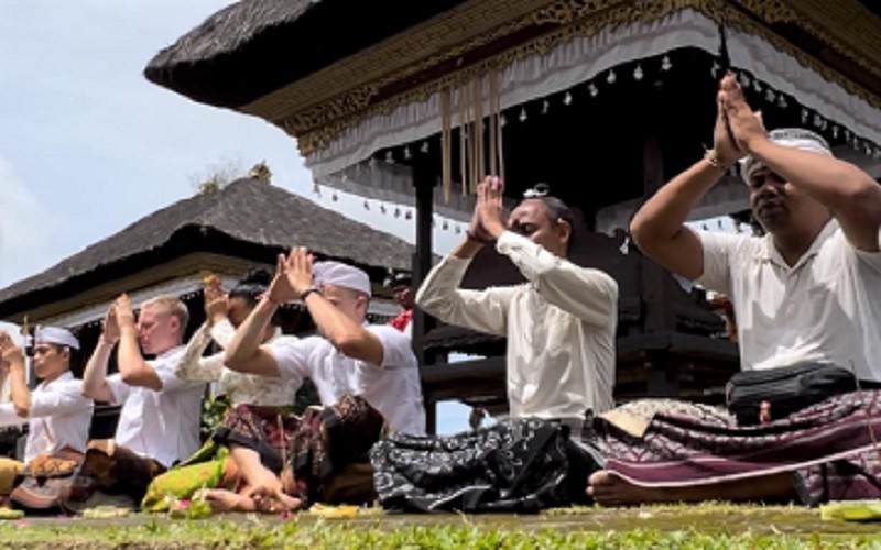Usai Minta Maaf, Bule Copot Celana di Gunung Agung Ikut Ritual Pembersihan