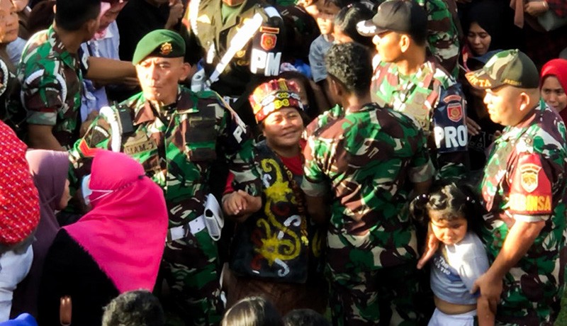 Penampakan Ida Dayak Dikerumuni Warga di Kostrad Cilodong - Bagian 2