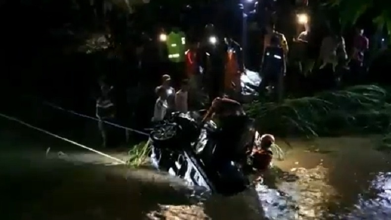 title Kakak Adik Tewas Dalam Mobil usai Kendaraan Terseret Banjir hingga Terjun ke Sungai Kakak Adik Tewas Dalam Mobil usai Kendaraan Terseret Banjir hingga Terjun ke Sungai