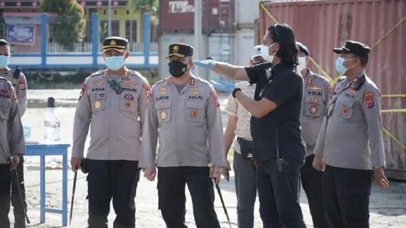 title Kapolda Datangi Pelabuhan Namlea, Cek TKP Kontainer Berisi Limbah yang Jatuh ke Laut Kapolda Datangi Pelabuhan Namlea, Cek TKP Kontainer Berisi Limbah yang Jatuh ke Laut