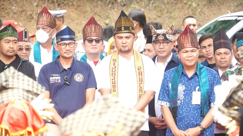 Kunjungi Perkampungan Adat Sijunjung, Menparekraf: Seperti Menyusuri Lorong Waktu Minangkabau