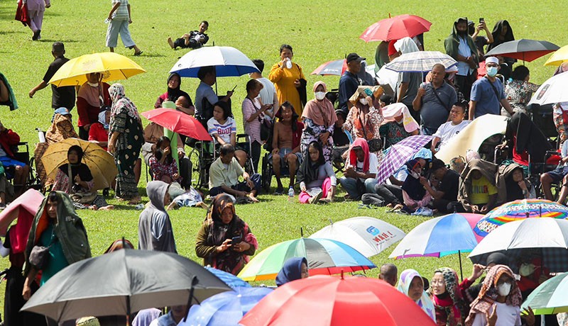 Menunggu Ida Dayak sejak Subuh, Ribuan Warga Padati Lapangan Kostrad Cilodong  - Bagian 6