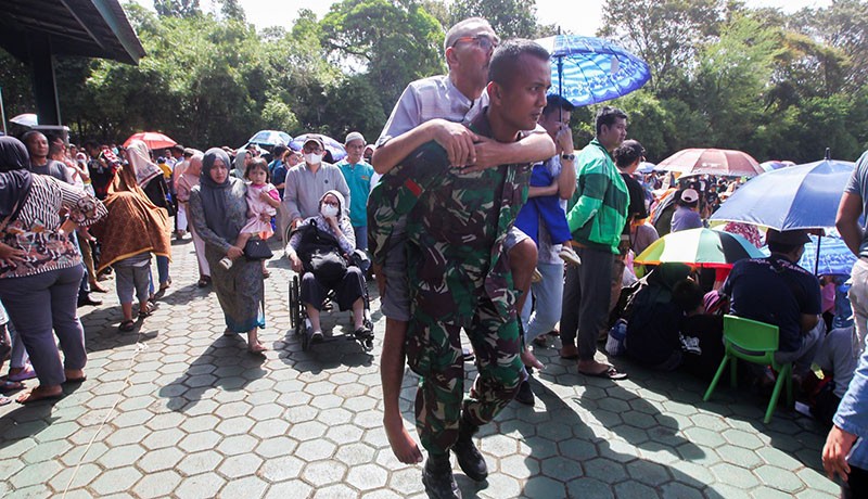 Menunggu Ida Dayak sejak Subuh, Ribuan Warga Padati Lapangan Kostrad Cilodong  - Bagian 4