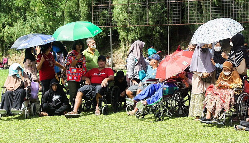 Menunggu Ida Dayak sejak Subuh, Ribuan Warga Padati Lapangan Kostrad Cilodong  - Bagian 5
