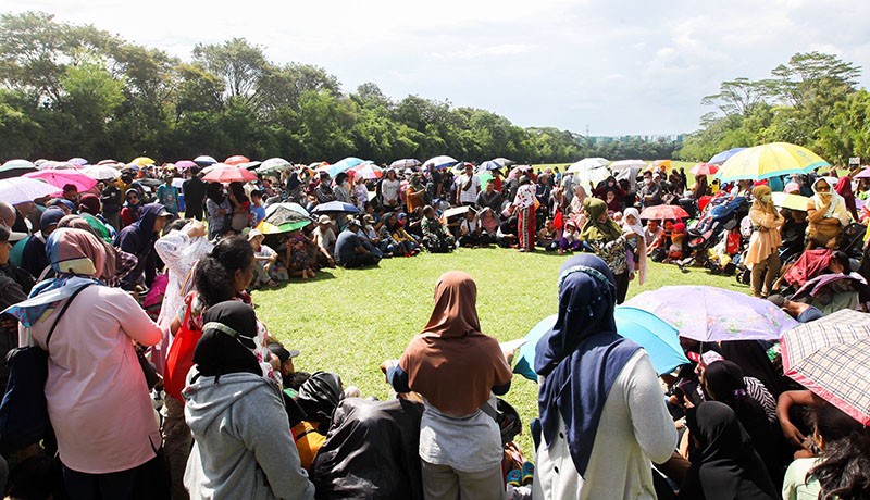 Menunggu Ida Dayak sejak Subuh, Ribuan Warga Padati Lapangan Kostrad Cilodong  - Bagian 2