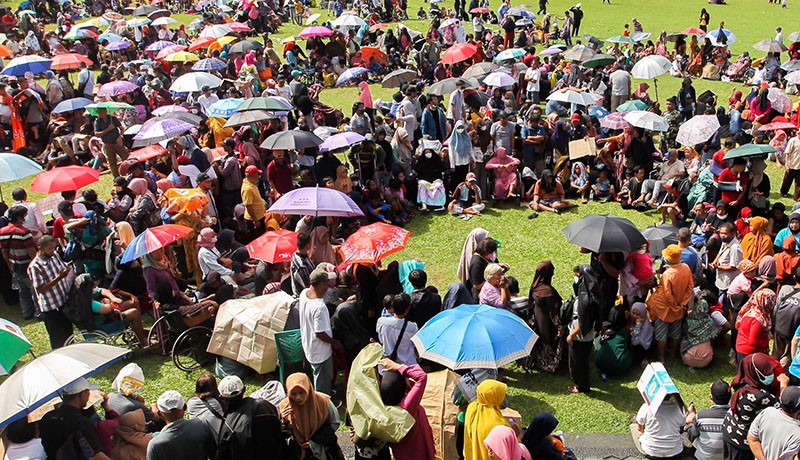 Menunggu Ida Dayak sejak Subuh, Ribuan Warga Padati Lapangan Kostrad Cilodong  - Bagian 3