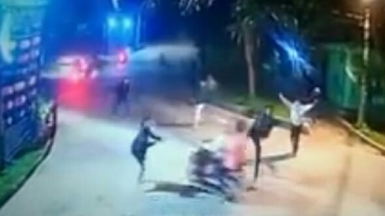 title Terekam CCTV Remaja Bersajam Adang dan Serang Pemotor di KBB Terekam CCTV Remaja Bersajam Adang dan Serang Pemotor di KBB