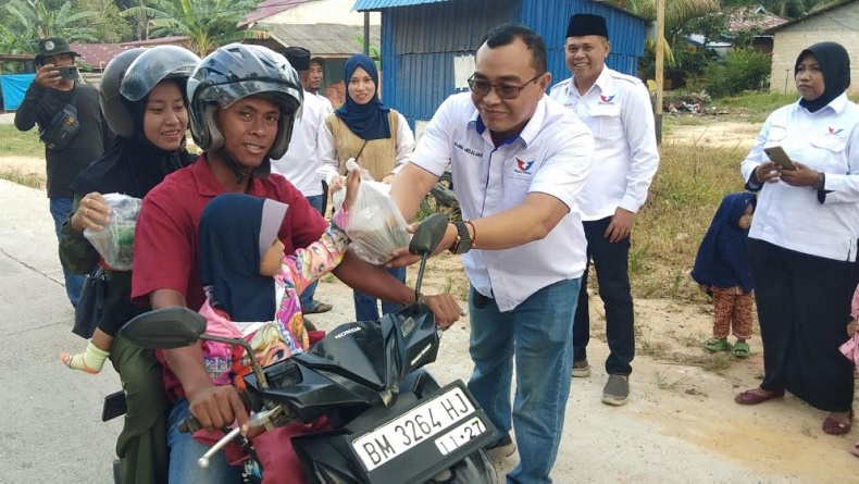 Partai Perindo Bagikan Takjil di Dumai, Disambut Warga Begitu Antusias