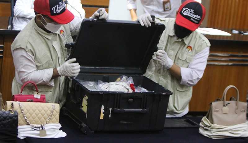 Dulu Pamer di IG, Kini Tas Mewah Istri Rafael Alun Disita KPK - Bagian 5