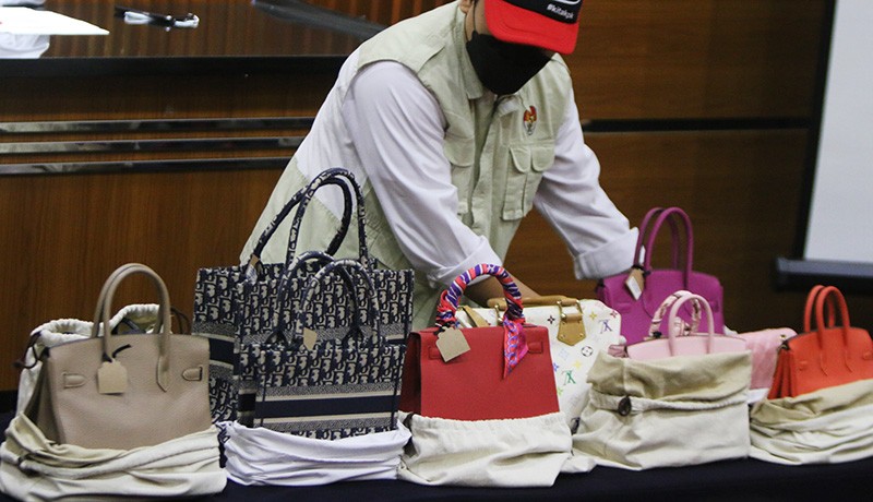 Dulu Pamer di IG, Kini Tas Mewah Istri Rafael Alun Disita KPK - Bagian 1