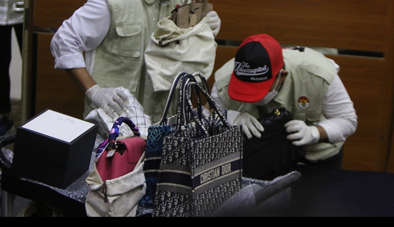 Dulu Pamer di IG, Kini Tas Mewah Istri Rafael Alun Disita KPK - Bagian 3