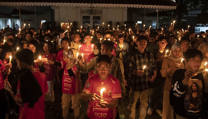Aksi 1.000 Lilin Dukung Sepak Bola Indonesia - Bagian 3