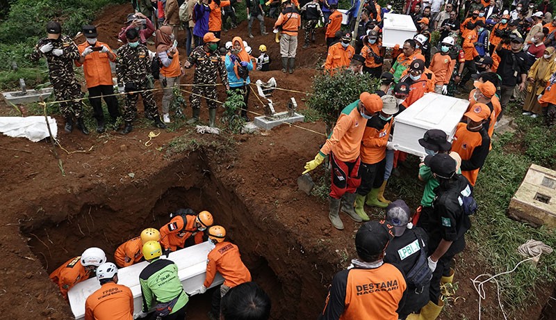 9 Jenazah Korban Pembunuhan Modus Penggandaan Uang Dikubur Bersama-sama - Bagian 2