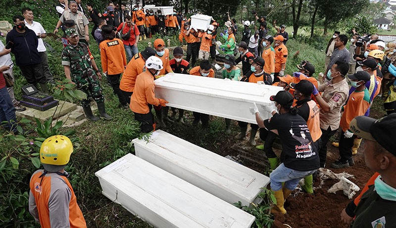 9 Jenazah Korban Pembunuhan Modus Penggandaan Uang Dikubur Bersama-sama - Bagian 1