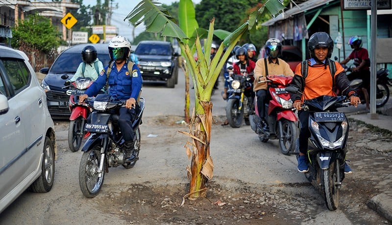 Jalan Rusak di Jambi Ditanami Pohon Pisang - Bagian 1