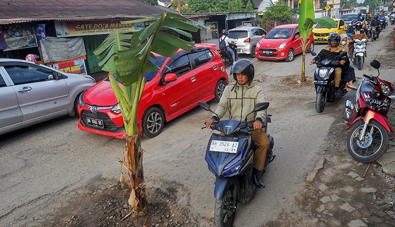 Jalan Rusak di Jambi Ditanami Pohon Pisang - Bagian 2
