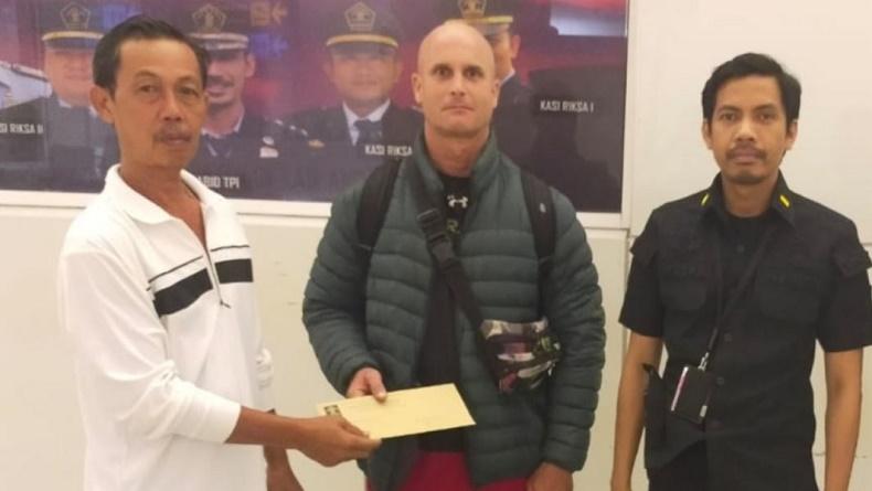 title Nasib Nelangsa Bule AS di Bali, Berkorban Temui Pacar hingga Uang Habis dan Dideportasi Nasib Nelangsa Bule AS di Bali, Berkorban Temui Pacar hingga Uang Habis dan Dideportasi