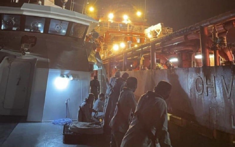 title Kapal Bakamla Evakuasi 8 ABK Tenggelam di Perairan Natuna Kapal Bakamla Evakuasi 8 ABK Tenggelam di Perairan Natuna