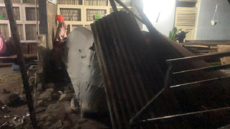 Hilang Kendali, Toyota Rush Hantam Rumah Dinas TNI AU di Bantul