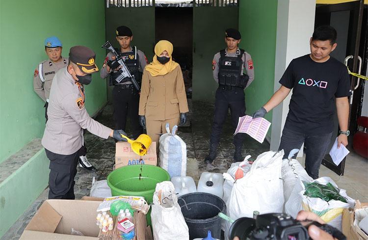 Polres Kebumen Gerebek Pabrik Miras Palsu, Pemiliknya Kabur Jadi DPO