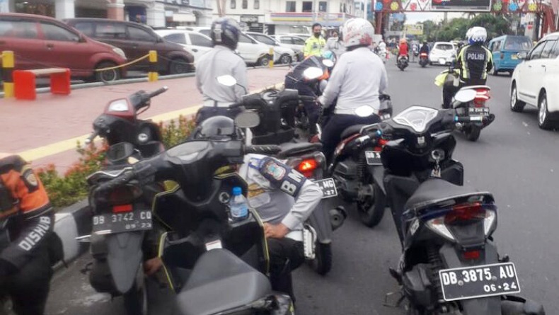 Abaikan Larangan Parkir, Ban Puluhan Kendaraan di Manado Digembosi Petugas Gabungan