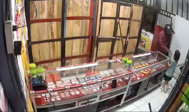 title Pembobol Konter Pulsa di Makassar Terekam CCTV, Pura-pura Minta Minum saat Tepergok Pembobol Konter Pulsa di Makassar Terekam CCTV, Pura-pura Minta Minum saat Tepergok