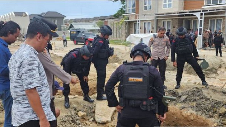 title Kendari Geger, Benda Diduga Bom Sepanjang 1 Meter Ditemukan di Perumahan Warga Kendari Geger, Benda Diduga Bom Sepanjang 1 Meter Ditemukan di Perumahan Warga