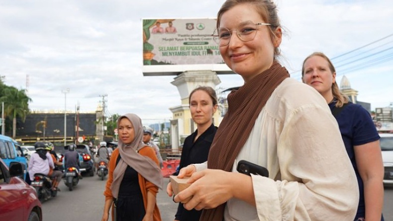 Wisatawan Jerman dan Belanda Bagikan Takjil di Simpang 5 Gorontalo