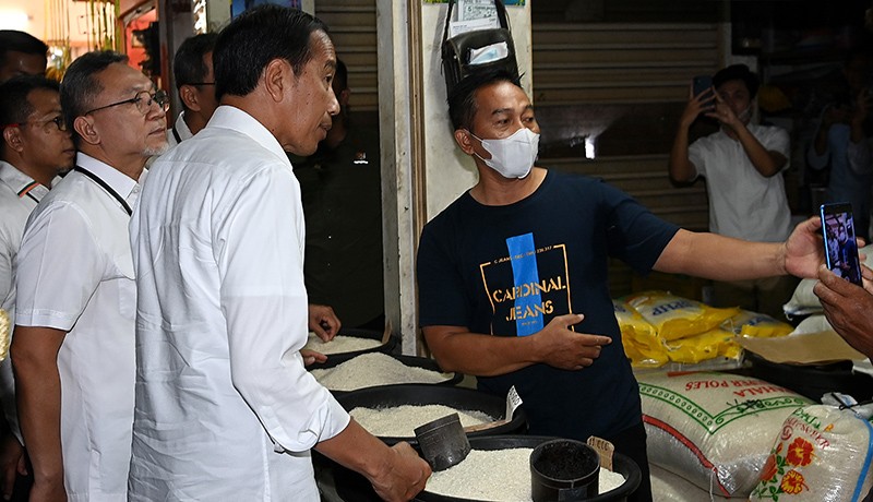 Jokowi Blusukan ke Pasar Johar Baru, Dengarkan Aspirasi Langsung Masyarakat - Bagian 3