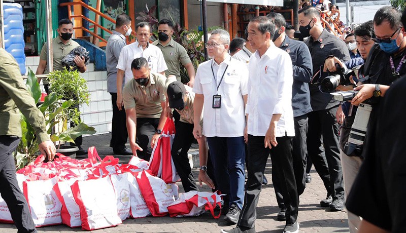 Jokowi Lebih Cepat Penuhi Janji Ajak Zulhas Blusukan ke Pasar - Bagian 2