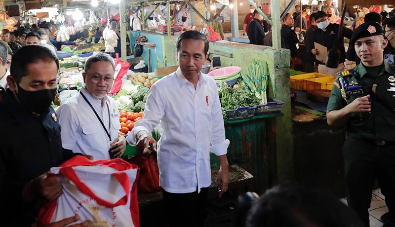 Jokowi Lebih Cepat Penuhi Janji Ajak Zulhas Blusukan ke Pasar - Bagian 1
