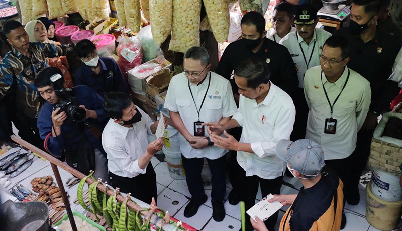 Jokowi Lebih Cepat Penuhi Janji Ajak Zulhas Blusukan ke Pasar - Bagian 3