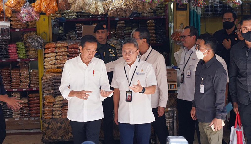 Jokowi Lebih Cepat Penuhi Janji Ajak Zulhas Blusukan ke Pasar - Bagian 4